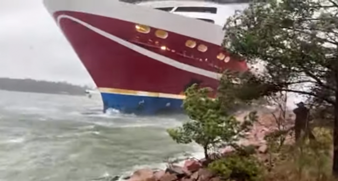 Video Un feribot cu 400 de pasageri la bord a eșuat în Finlanda – International