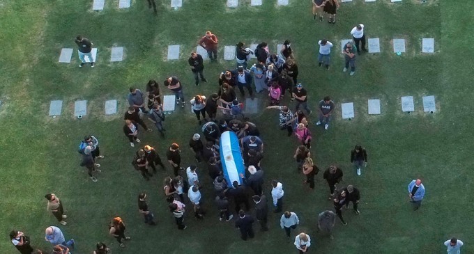 Diego ​Maradona a fost înmormântat / La ceremonie au fost prezente aproximativ 30 de persoane – Fotbal