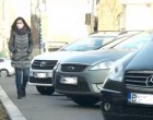 Digi24: O nouă lege intră în vigoare. Mașinile parcate pe trotuar vor putea fi ridicate