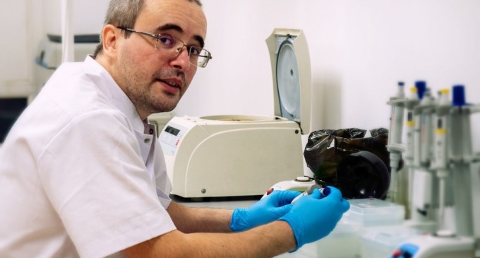 Dumitru Jardan, biolog, despre evoluția genomului SARS-CoV-2: Noi credem că virusul vrea să ne omoare. Nu, el vrea să se înmulțească și se va adapta. Nu îl interesează să cauzeze o boala gravă, ci să se răspândească cât mai tare – Facem Romania bine