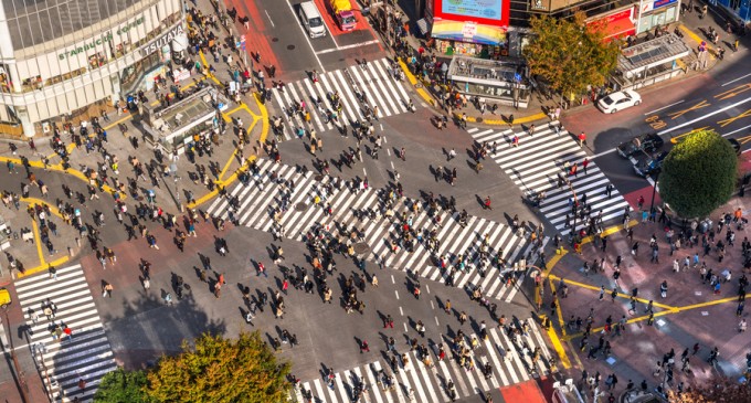 Un om trece strada. Ilegal. Ce faci? Îl vezi. Apeși pedala până la podea? Imoral – Perspektiva