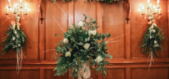 Cauți un aranjament floral deosebit pentru Crăciun? Alege un coș cu flori!