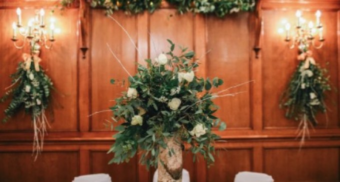 Cauți un aranjament floral deosebit pentru Crăciun? Alege un coș cu flori!