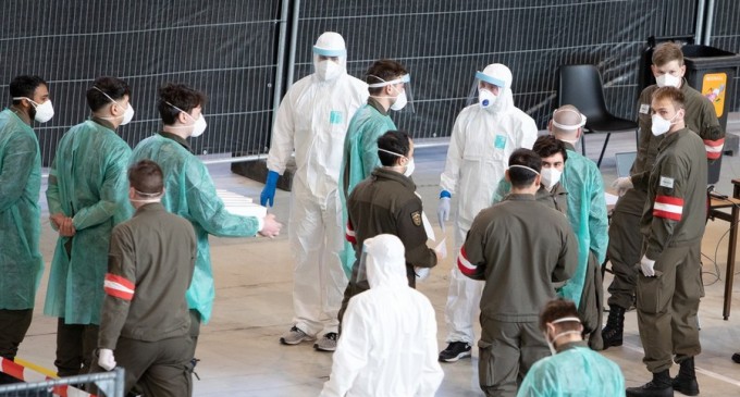 Infectați cu coronavirus primesc amenzi penale în Austria, pentru că au continuat să stea în locuință cu partenerii lor de viață – Coronavirus