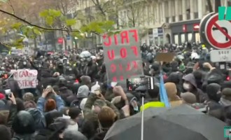 ​VIDEO Noi proteste în Franța împotriva controversatei legi a securității / Peste 100 de persoane au fost reţinute – International