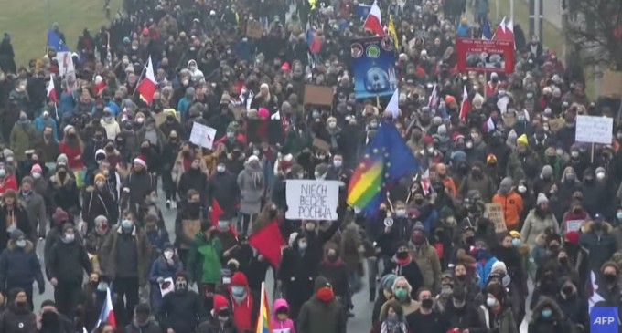 ​VIDEO Polonia: Mii de oameni au protestat la Varşovia împotriva interzicerii avortului şi împotriva restricţiilor anti-pandemie – International