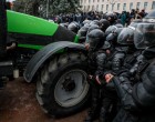 VIDEO R. Moldova: Îmbrânceli între fermieri și scutieri, câteva tractoare au urcat pe treptele Parlamentului din Chișinău. Patru polițiști au fost răniți – International