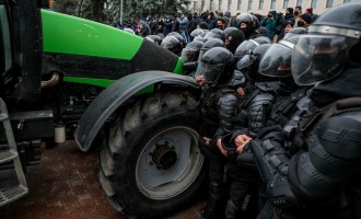 VIDEO R. Moldova: Îmbrânceli între fermieri și scutieri, câteva tractoare au urcat pe treptele Parlamentului din Chișinău. Patru polițiști au fost răniți – International