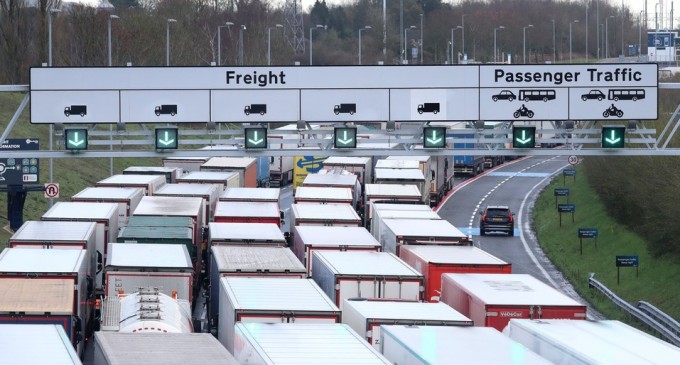 Portul din Dover s-a redeschis pentru a permite şoferilor de camioane blocaţi în Regatul Unit să părăsească ţara – International