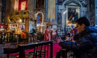 Reguli stricte pentru oficierea slujbelor de Crăciun, Anul Nou și Bobotează, în Capitală / Preoții vor intra în case doar la cererea „insistentă” a enoriașilor – Esential