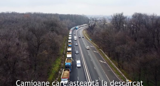 ​VIDEO Mobilizare în forță pe lotul din Autostrada de Centură (A0) Sud unde lucrează turcii de la Alarko: O bandă din DN5 spre Giurgiu, blocată de zeci de camioane încărcate cu materiale pentru construcție – Infrastructura_Articole