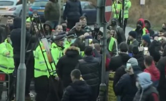 VIDEO Marea Britanie: Scandal și bătăi între șoferii de camioane și poliție în portul Dover – International