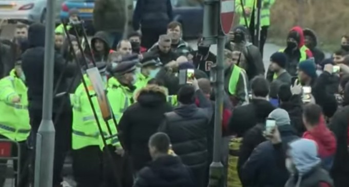 VIDEO Marea Britanie: Scandal și bătăi între șoferii de camioane și poliție în portul Dover – International