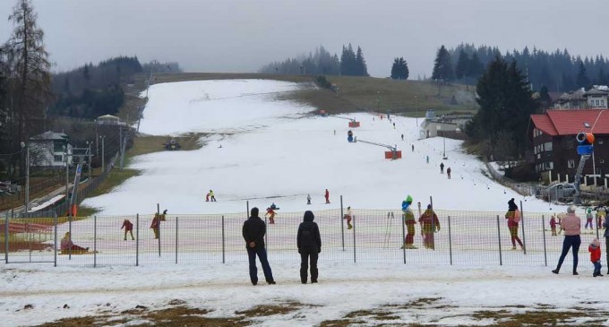 Pandemia și restricțiile au speriat turismul din Vatra Dornei. Înainte de Crăciun, pe străzile orașului erau mai mulți localnici decât turiști – Esential