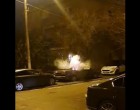 VIDEO Doi tineri au distrus cu materiale explozive un autoturism abandonat și au aruncat petarde în curtea unei case / Poliția din Otopeni i-a reținut – Esential