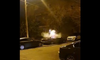 VIDEO Doi tineri au distrus cu materiale explozive un autoturism abandonat și au aruncat petarde în curtea unei case / Poliția din Otopeni i-a reținut – Esential