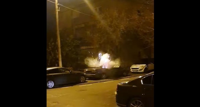 VIDEO Doi tineri au distrus cu materiale explozive un autoturism abandonat și au aruncat petarde în curtea unei case / Poliția din Otopeni i-a reținut – Esential
