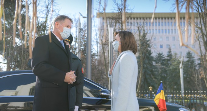 VIDEO LIVETEXT Klaus Iohannis și Maia Sandu, declarațiile comune de presa, de la ora 13:05 / Maia Sandu: Mă bucur foarte mult să vă găzduiesc aici la Chișinău în această primă vizită în Moldova după mulți ani de îngheț / Ați fost alături de noi și la bine, și la greu – Esential