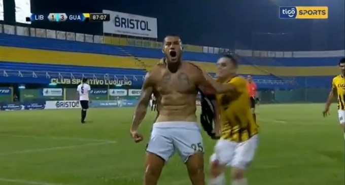 ​VIDEO A înscris un gol important, s-a dezbrăcat aproape complet și acum riscă sancțiuni: „Sper că soţia mea nu a văzut nimic” – Fotbal