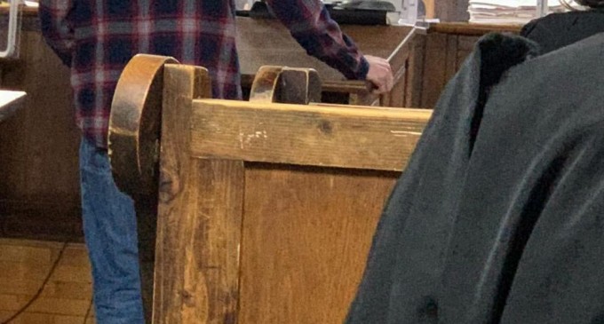 „Camarila” procurorului Negulescu Mircea sfideaza legea/Judecatorul TEISANU D. FLORENTIN de la CURTEA DE APEL PLOIESTI poarta masca in sala de judecata „la misto”, sub barbie, punand in real pericol pe colegi, justitiabili si avocatii din sala