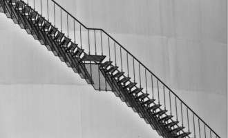 Folosirea modelelor de balustrade de inox pentru scara care duce în mansardă