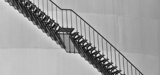 Folosirea modelelor de balustrade de inox pentru scara care duce în mansardă