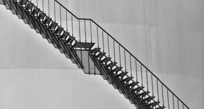 Folosirea modelelor de balustrade de inox pentru scara care duce în mansardă