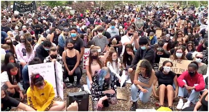 Financial Times: Europa nu e imună la sminteala politică a Americii. Teoriile conspirative și extremismul politic înfloresc pe tot cuprinsul continentului – Opinii