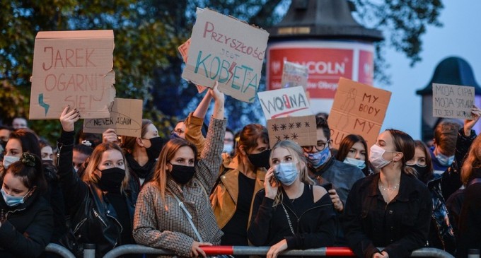 Polonia: Noi proteste împotriva interzicerii avortului în mai multe oraşe – Sanatate