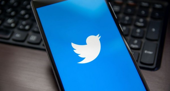 Twitter închide 70.000 de conturi afiliate QAnon – Esential