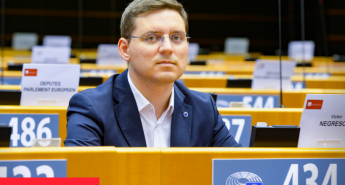 FOTO România nu este încă membru UE, potrivit unor manuale de istorie/ Negrescu: „Solicit public Ministerului Educației să revizuiască rapid manualele” – Educatie