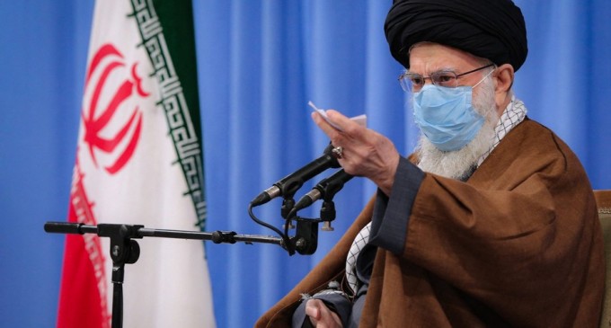 FOTO „Răzbunare”: Nouă amenințare a ayatollahului Khamenei pentru Trump / Imaginea postată de liderul suprem iranian pe Twitter – International