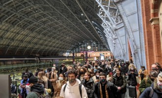 Brexit: Vizitatorii în Regatul Unit, sfătuiţi să verifice schimbările la plata cu cardul, roaming, controale vamale, bani numerar – International