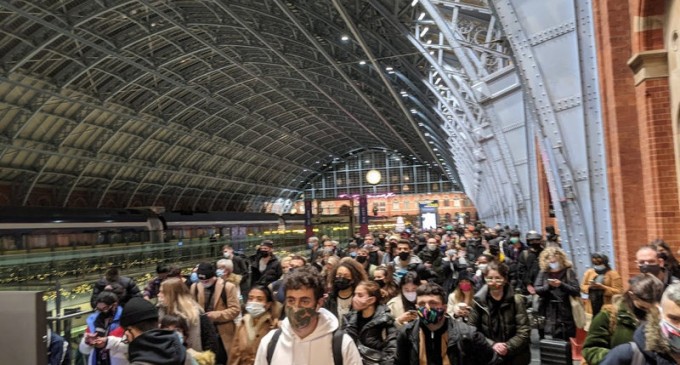 Brexit: Vizitatorii în Regatul Unit, sfătuiţi să verifice schimbările la plata cu cardul, roaming, controale vamale, bani numerar – International