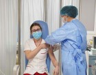 Prima persoană vaccinată în România, asistenta medicală de la Institutul Matei Balș a primit a doua doză a vaccinului antiCovid – Esential
