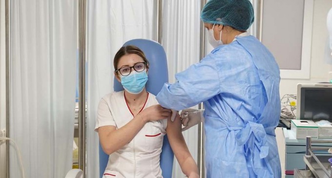 Prima persoană vaccinată în România, asistenta medicală de la Institutul Matei Balș a primit a doua doză a vaccinului antiCovid – Esential
