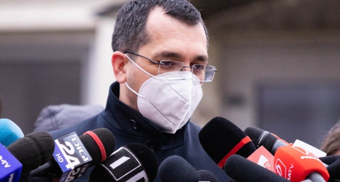 Vlad Voiculescu își cere scuze pentru că a insistat că nu scrie nicăieri că morții de COVID sunt puși în sicriu dezbrăcați și în saci de plastic / Ce scrie, de fapt, în ordinul de ministru – Esential