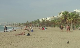 ​VIDEO Val de căldură în Grecia, lumea a ieşit la plajă, trecând peste restricţii – International