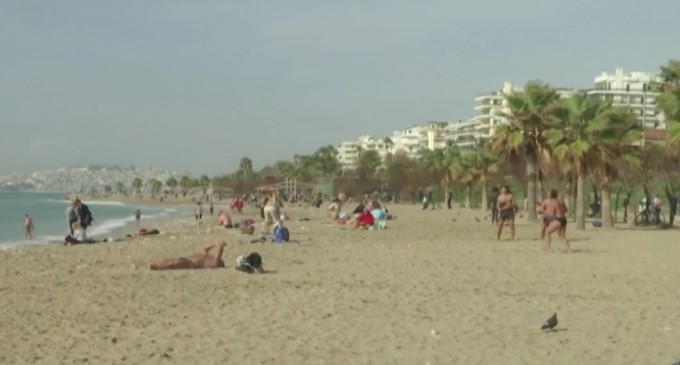 ​VIDEO Val de căldură în Grecia, lumea a ieşit la plajă, trecând peste restricţii – International