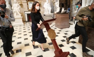 ​​VIDEO Furat în timpul asaltului asupra Capitoliului, pupitrul lui Nancy Pelosi a reapărut în sala de ședințe – International