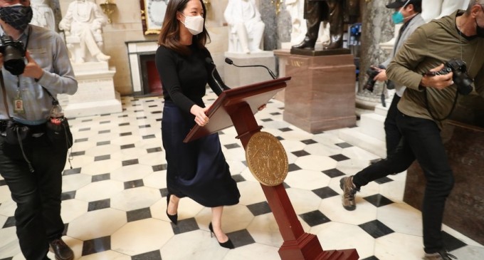 ​​VIDEO Furat în timpul asaltului asupra Capitoliului, pupitrul lui Nancy Pelosi a reapărut în sala de ședințe – International