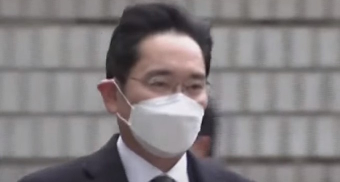 ​Patronul Samsung, Lee Jae-yong, condamnat la doi ani și jumătate de închisoare pentru corupție, a fost închis – Companii