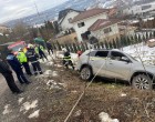 Cluj: Maşină parcată pe marginea unei râpe, în pericol să cadă. Autoturismul a fost sprijinit de trecători până la sosirea pompierilor / Două femei se aflau în maşină – Esential