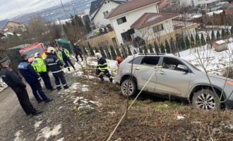 Cluj: Maşină parcată pe marginea unei râpe, în pericol să cadă. Autoturismul a fost sprijinit de trecători până la sosirea pompierilor / Două femei se aflau în maşină – Esential