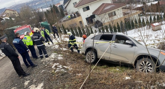 Cluj: Maşină parcată pe marginea unei râpe, în pericol să cadă. Autoturismul a fost sprijinit de trecători până la sosirea pompierilor / Două femei se aflau în maşină – Esential