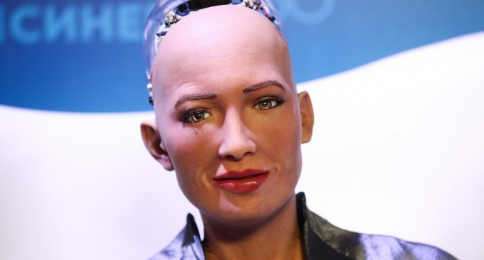 O operă de artă integral digital creată de robotul umanoid Sophia a fost vândută cu aproape 700.000 de dolari – Tehnologie