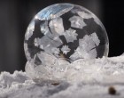 VIDEO Cum se transformă un balon de săpun într-un superb glob acoperit cu gheață – Terra
