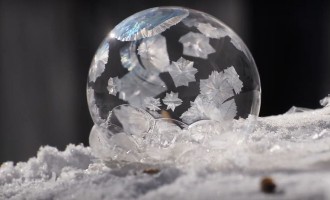 VIDEO Cum se transformă un balon de săpun într-un superb glob acoperit cu gheață – Terra