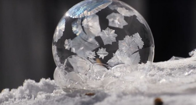 VIDEO Cum se transformă un balon de săpun într-un superb glob acoperit cu gheață – Terra