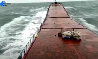 VIDEO Momentul în care nava de marfă Arvin, care s-a scufundat în urmă cu două săptămâni în Marea Neagră, se rupe în două – International